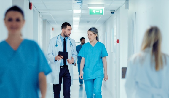 Ärzte laufen im Gang eines Krankenhauses