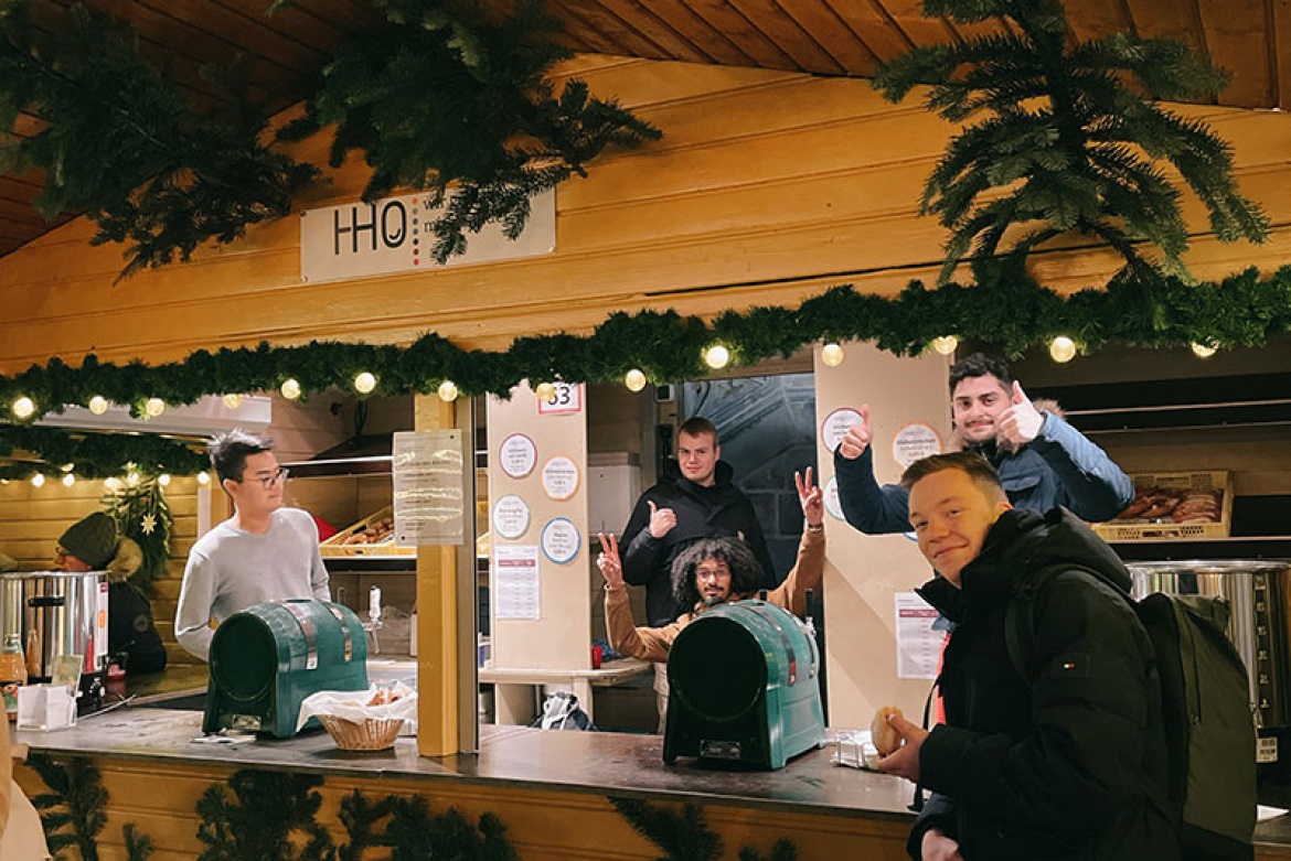 Unsere Auszubildenden stehen bei dem HHO Weihnachtsmarkt Stand
