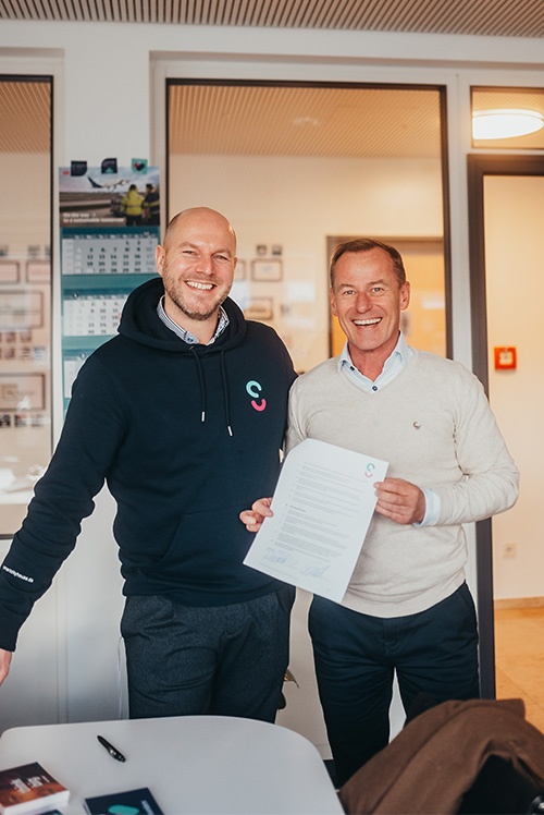Jochen Thelker und Frank Hölscher unterzeichnen den Partnerschafts-Vertrag